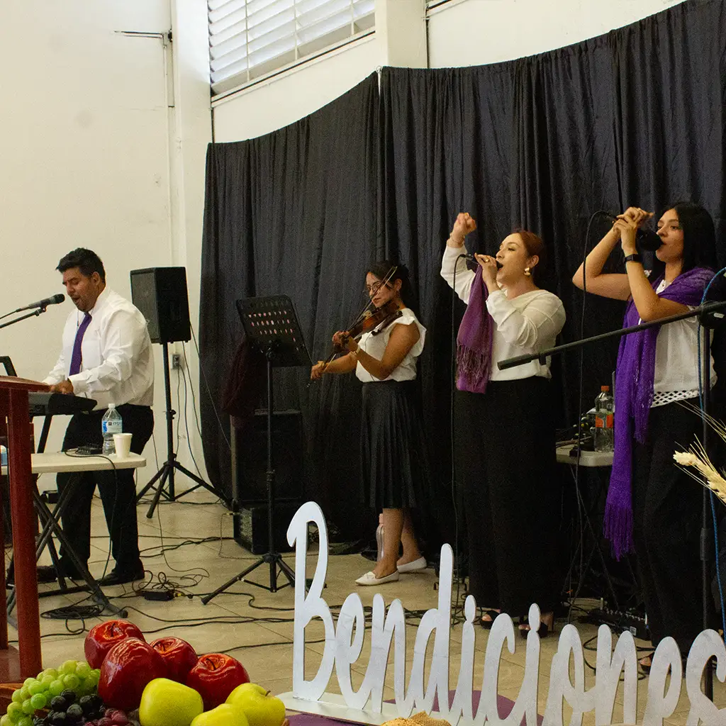 cantando a Dios con alegría en eben-ezer querétaro México