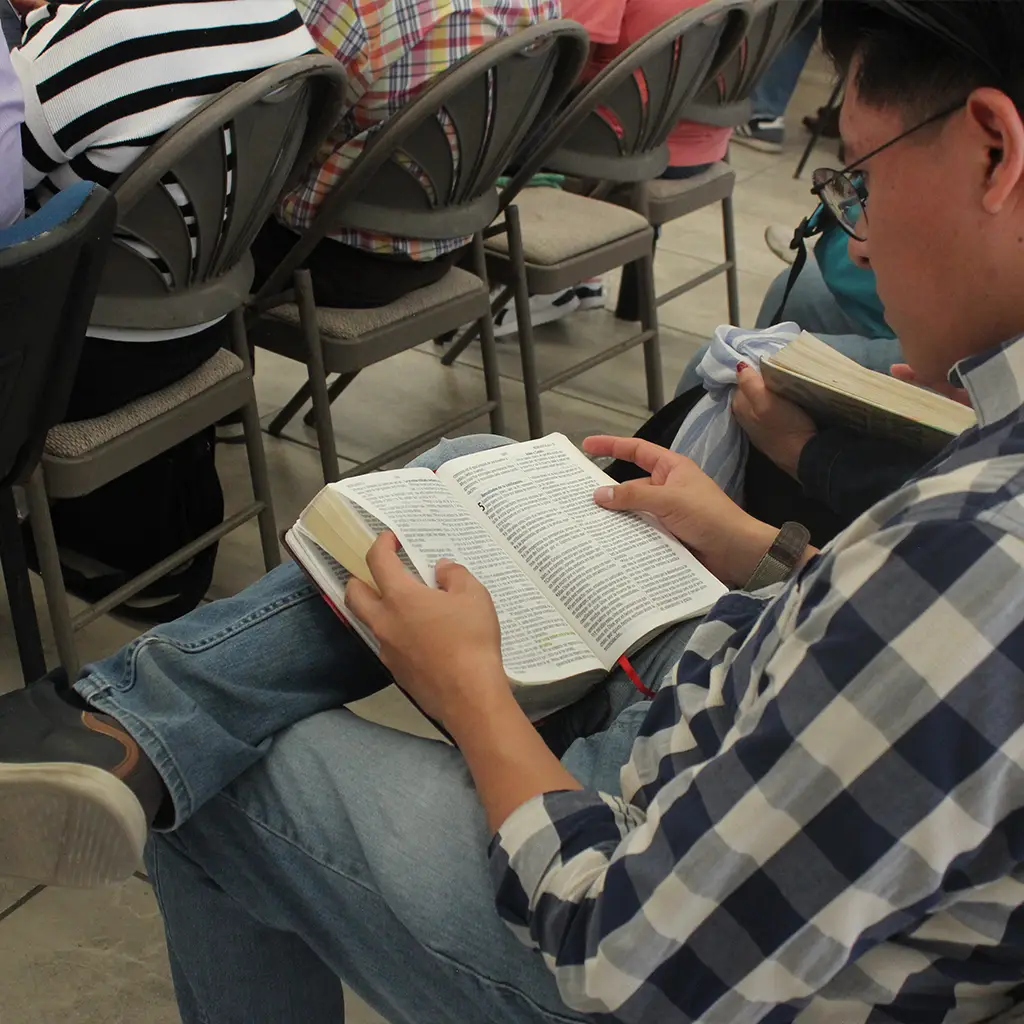 Leyendo las escrituras en Templo Cristiano Querétaro